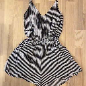 Randig kort jumpsuit  - Fin randig jumpsuit i bra skick från H&M. Stl EU 38 passar en S/XS. Pris: 69kr 