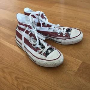 Supercoola Converse - Ett par jättehäftiga Converse i USA tema. De är använda några fåtal gånger, men utöver det i bra skick. I storlek 36 och passar mig bra som ofta har 36/37. Innermått på skorna är 22.5 cm. Kan postas, men då får du stå för frakten! :)