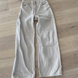 Monki yoko beige stl 27 - Bra skick men trasig bak ficka, köpare står för frakt