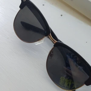 Solglasögon - Dom är i ett mycket bra skick. Inga synliga tecken på användning✅Minns inta vart jag köpte solglasögonen. Gratis frakt!