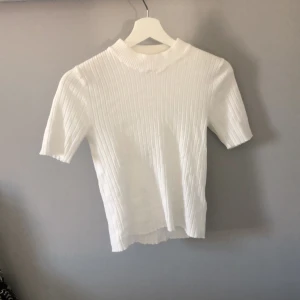 Topp/ t-shirt - Fin topp från Gina Tricot, endast använd fåtal gånger, ribbad