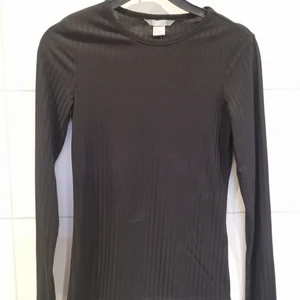 Svart tröja  - Svårt, simpel och skön tröja i storlek XS. Tröjan är från H&M och är oanvänd🥰 Frakt tillkommer 💕