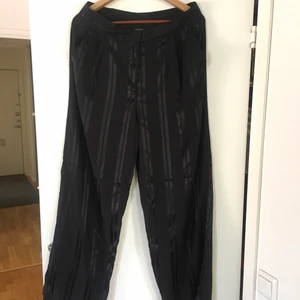 Utsvängda mjuka byxor från Monki  - Vida / utsvängda byxor från Monki med vertikala ränder. Se andra bilden för en tydligare bild av ränderna! Storlek M. Oanvända med prislapp kvar!✨