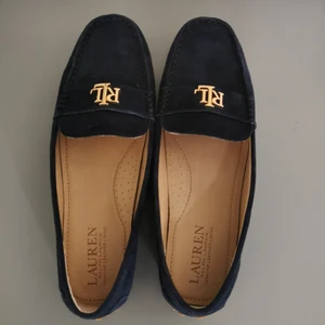 Ralph Lauren skor marinblåa  - Säljer ett par helt nya oanvända RL skor, då de tyvärr är lite för små i stl. Enbart prövade inomhus. Stl 39, 25 cm i innermått. Pris exl frakt (60 kr tillkommer isf) 