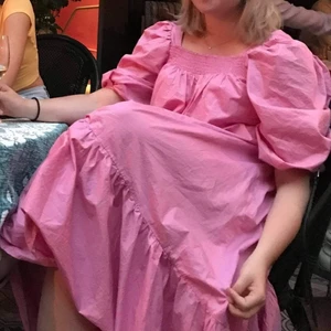 Rosa puffklänning - Jättefin rosa puffklänning från H&M! Storlek L men passar även större skulle jag säga tack vare resåren. Flowig och härlig att ha under sommarkvällar. 