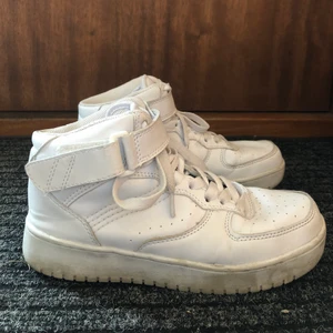 Vita sneakers - Köpta på Depop, använda enstaka gånger. Frakt tillkommer.
