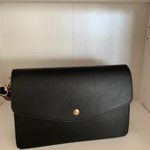 Väska med nitar - Säljer denna väskan från Gina tricot med nitar på axelbandet. Väskan är i bra skick och använd fåtal gånger och är någorlunda stor! Frakt ingår inte i priset!🤍