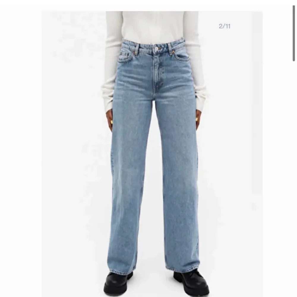 Säljer dessa blåa Yoko jeans från Monki, i färgen ”mid blue”. De är aldrig använda, så i nyskick!🤗 Storlek 25 och passar mig som ör cirka 160cm men passar både längre och kortare!⚡️ Hör av er för fler bilder mm! Nypris 400kr 😁 . Jeans & Byxor.