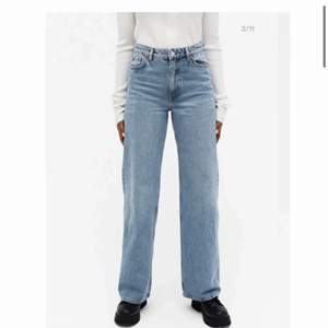 Säljer dessa blåa Yoko jeans från Monki, i färgen ”mid blue”. De är aldrig använda, så i nyskick!🤗 Storlek 25 och passar mig som ör cirka 160cm men passar både längre och kortare!⚡️ Hör av er för fler bilder mm! Nypris 400kr 😁 