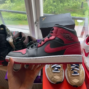 Jordan 1 min Banned - Air jordan 1 mid Banned. Helt nya och oanvända. Skickas snabb och spårbar. Undrar ni över något? Skriv så svarar jag så fort jag kan 🙂