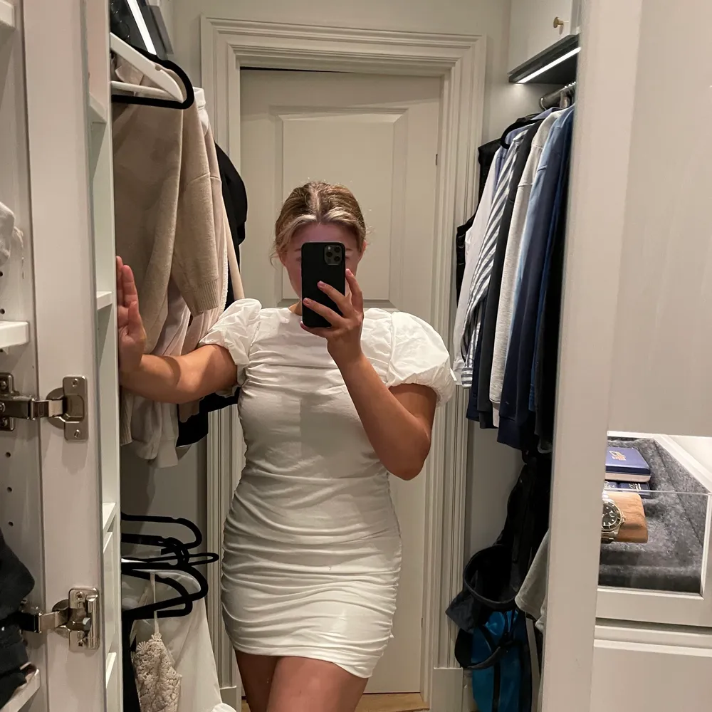 Säljer Linn Ahlborgs samarbete med Nelly:s vita klänning. Har använt klänningen 1 gång men skulle behövt en storlek större därav säljer jag den. Tyvärr finns den inte kvar på belys hemsida i denna storlek. . Klänningar.