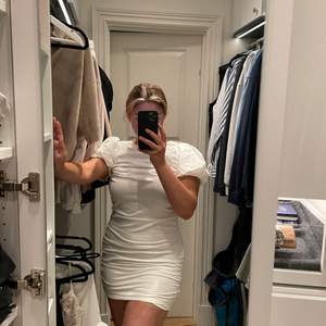Säljer Linn Ahlborgs samarbete med Nelly:s vita klänning. Har använt klänningen 1 gång men skulle behövt en storlek större därav säljer jag den. Tyvärr finns den inte kvar på belys hemsida i denna storlek. 