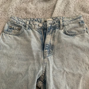 Momjeans - Momjeans i snygg ljusblå färg från Gina Tricot Inte 100 men tror att modellen heter ”Dagny”. Superbra skick! Strl 36☺️