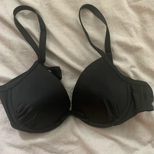 Bikini överdel - Fin oanvänd bikiniöverdel storlek M, går att justera.