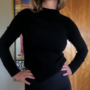 Svart tjocktröja  - Svart tight tjocktröja 