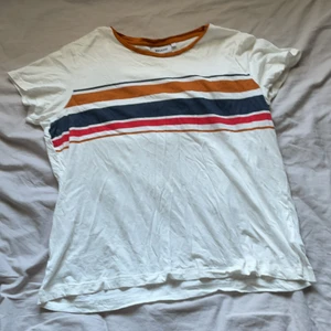 T-shirt  - Väldigt bekväm, mjuk t-shirt från Weekday. Storlek L. Köparen står för frakt och betalas via Swish✨