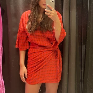 Zara klänning - Slutsåld röd rutig klänning från Zara som är perfekt nu i sommar❤️❤️ Klänningen är i strl L men den passar mig som brukar ha strl S