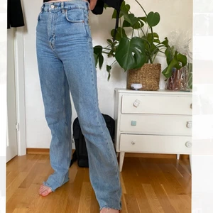 High waist jeans - Ljusblå jeans med hög midja och lösa ben💙 små slitningar vid byxlinningen och avklippta ben.