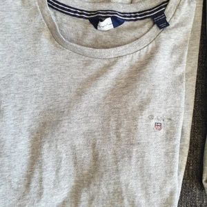 GANT Tshirt  - Vuxit ur plagget mkt fräscht skick