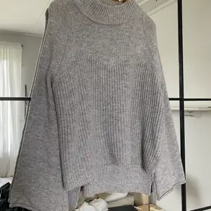 Säljer denna grå stickade tröja med vida ärmar ifrån Kappahl 