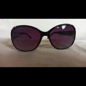 Lila Montini solglasögon med små stenar - Unika lila solglasögon, sparsamt använda.