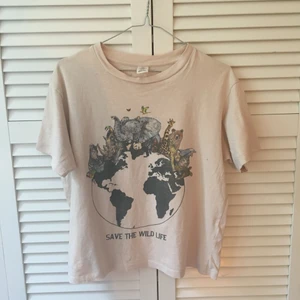 T-shirt Urban outfitters - T-shirt med tryck från Urban outfitters. Storlek xs men passar s också. Frakt kostar 40 kr. 