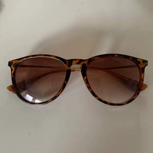 Solglasögon med leopardfärgade bågar! Superfina, köpta i Australien men kommer ej till användning</3 köparen står för frakten!✨