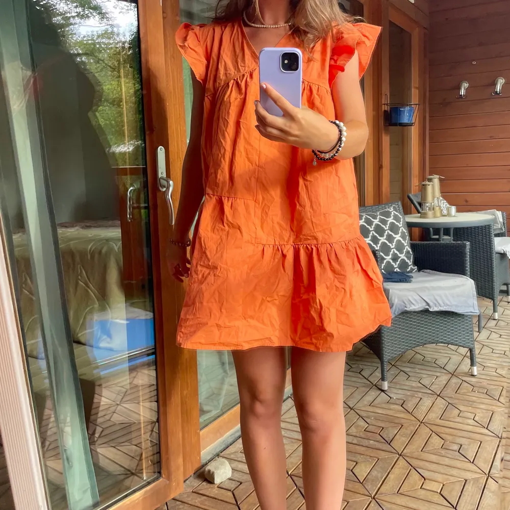 En så fin orange klänning med volanger 🧡 BUDA eller skriv privat vad du vill köpa den för så kan vi komma överens <3 . Klänningar.