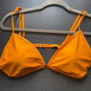 Säljer en bikinitopp i jättefin färg 🤩 använd 1 gång!