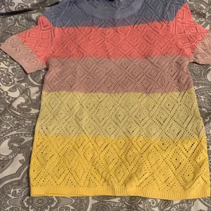 Färgglad T-shirt - En färgglad stickad T-shirt ifrån hm använd 1 gng är i storlek s men funkar i st xs 