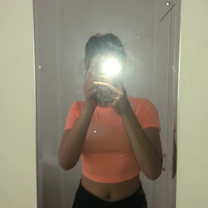 Storlek: s men passar xs - Neon orange liten topp!