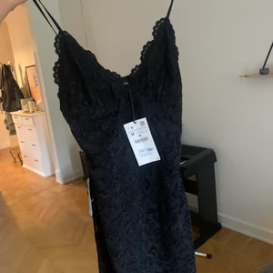 Zara klänning - Sjukt najs klänning från zara som jag aldrig använt men samtidigt svår att sälja🥺😝 den sitter tajt men skönt på och är elastisk!