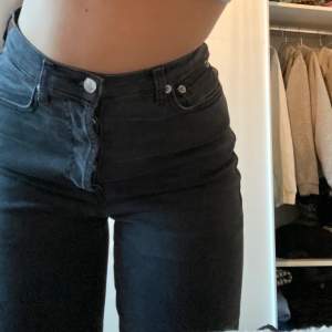 Snygga gråsvarta jeans från nakd. Köpta för ett år sedan men använda endast ett fåtal gånger. Jag har klippt av dem och gjort slitningar längst ner. Som referens är jag 160 cm. Nypris: 400kr. Frakt tillkommer! Skriv till mig vid intresse!! 🤗