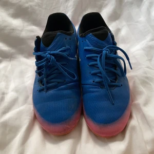 Adidas fotbollsskor  - Jag säljer dom här fotbollsskorna från adidas som är i bra skick fast något slitna dobbar.