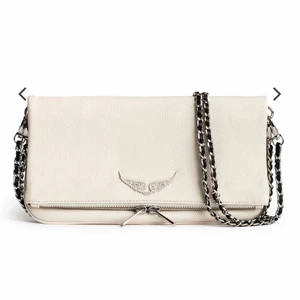 Vit zadig väska - Superfin väska från zadig! Köpt i höstas och är fortfarande i superskick! Jag la upp en annons från min syster mobil då min är trasig men har äntligen fått den att funka! Ordinarie pris för väskan är 3259kr och väljer därmed att sälja för ca 2000