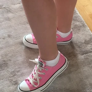 Converse - Ett par supersköna Converse till ett billigt pris! Använt endast ett fåtal ggr (inte min stil längre) och ser helt nya ut. Säljer för 120kr + 65 i frakt!💞