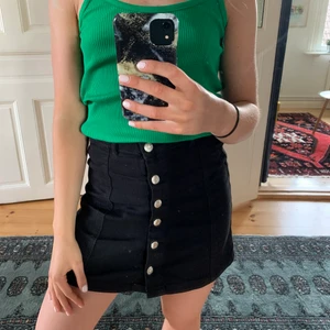 Svart Kjol i stl 36 - En mycket fin svart jeanskjol från Gina Tricot med silverknappar i fram! Säljer då jag inte använt den på flera år!