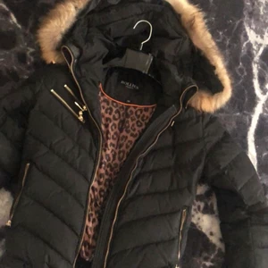 Hollies Jacka  - Äkta päls! Ord pris 4000kr säljes pga för liten! Kom gärna med bud! Strl 38 skulle säga att den passar XS/S/M/L , jag står för frakten!  Kan även mötas upp🌸