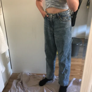 Jeans  - Stentvättade jeans från Monki. Använda fåtal gånger, i nyskick. Storlek 25. Köparen står för frakten. 
