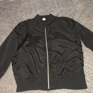 Svart bomber jacka med tigrar på - Jätte fin svart bomber jacka med tigrar på. 