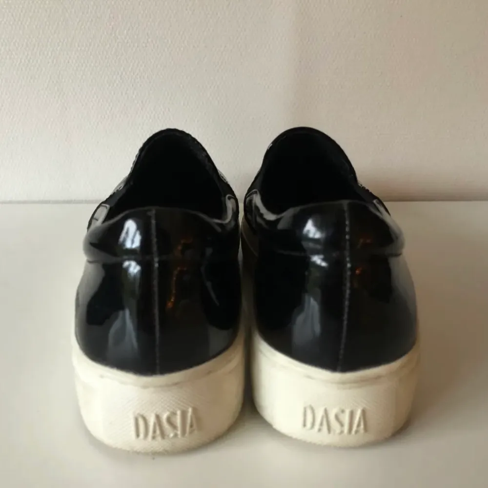 Fina lackade sneakers från Dasia. Storlek 37, använda väldigt lite. 200kr. Skor.