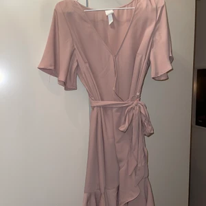 Otroligt fin sommarklänning 🤍 - En sommardröm! Gammelrosa klänning i tunnt och svalt tyg, kjolen går omlott i kjolen och har volang längst ner🤍 aldrig använd då den alltid har varit förliten! Köpes för 399kr på h&m 💗🌷🌸  liten i storleken så passar S och liten M