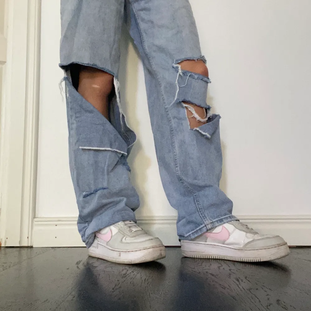 Jeans med väldigt mycke och stora hål vilket de ska ha🥰 De är för långa för mig så blir lite osmidigt. Köparen står för frakten☀️. Jeans & Byxor.