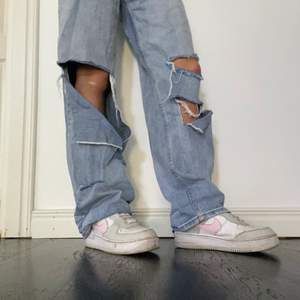 Jeans med väldigt mycke och stora hål vilket de ska ha🥰 De är för långa för mig så blir lite osmidigt. Köparen står för frakten☀️