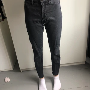 Svarta jeans - Jeansen är i väldigt gott skick och nästan aldrig använda. Det är min lillasyster som har på sig jeansen. Säljer de då de inte passar mig längre. Köparen står för frakt men kan samfrakta 💕
