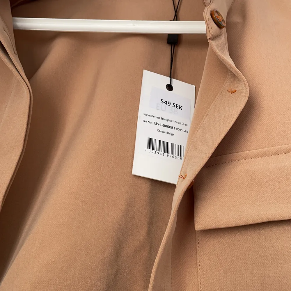 beige/brun nakd kappa med bälte, storlek 38. aldrig använd och prislapp finns kvar original pris 549kr. Jackor.