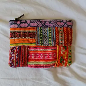 Färgglad plånbok från Indiska. Den är liten och söt med många fina mönster. Kan även användas som en liten necessär exempelvis. 