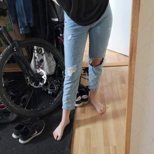 Håliga mom jeans från Gina Tricot som blivit för små, köpta förra sommaren och använda ganska ofta. 