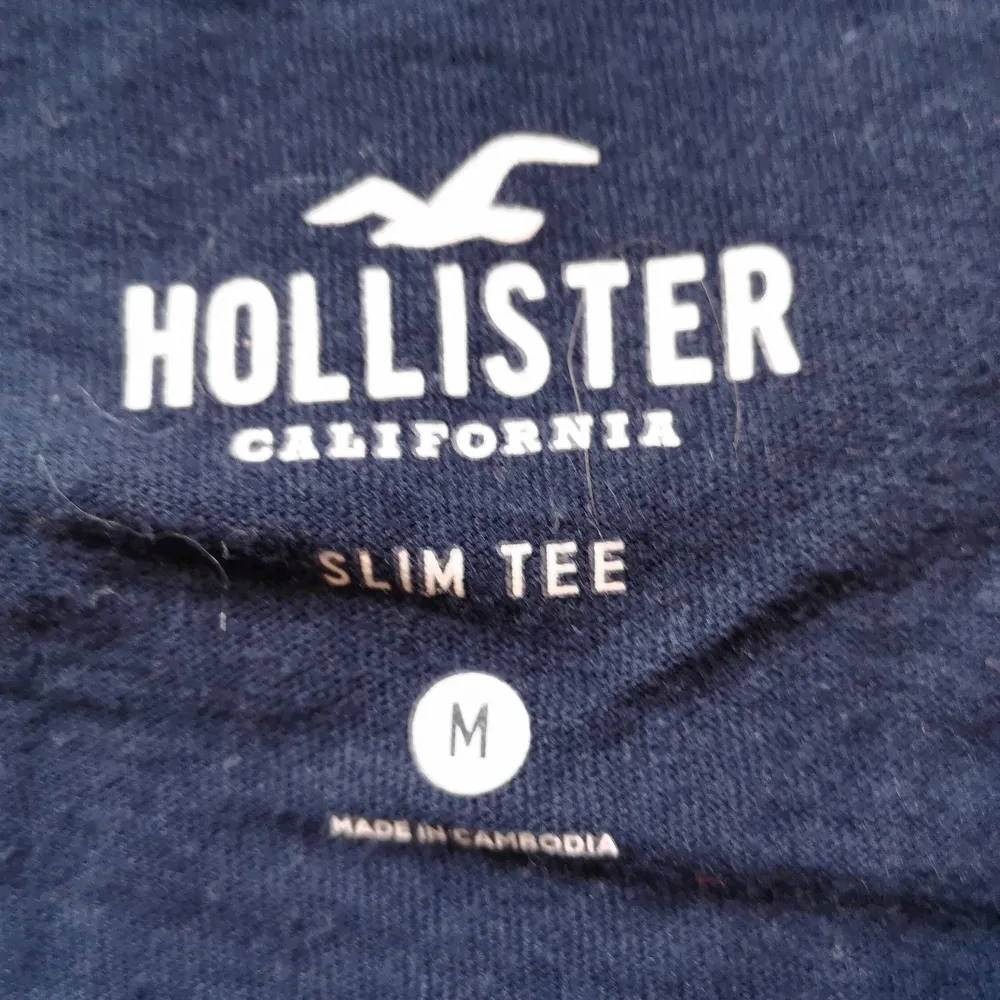Mörkblå baby tee från Hollister. Använd ganska många gånger, köpt i London 2018. Fint skick och inte upp slitna sömmer eller något sånt. . T-shirts.