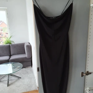 Festklänning / Bröllopsklänning - Tajt, stretchig, silk klänning. Har ett jak på baksidan av klänningen. Har använts en gång innan. Originala pris, 420 kr. Kontakta för mer info. 